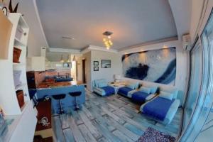 Deluxe Beach Apartment- Sleeps 2 & Private Terrace, Хараки