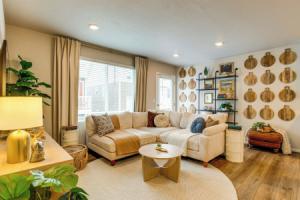 13 Mi to Dtwn Denver: Spacious Home w/ Balcony!, Аврора