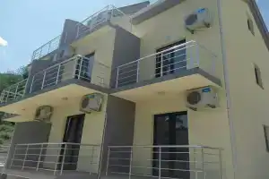 Apartments 4 Sailors, Каменари