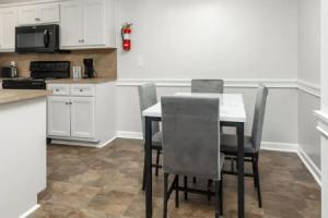 Near Rivercenter Ft Benning 1BR w Parking, Колумбус