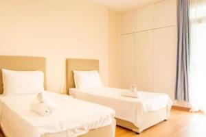 Lovely Flat near Public Transportation in Izmir, Измир