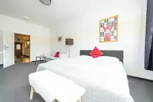 FULL HOUSE Hotel Nürnberg - shared bath & kitchen, Нюрнберг