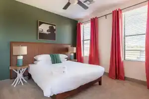 TWO Modern CozySuites at Town Lake Waterfront, Темпе