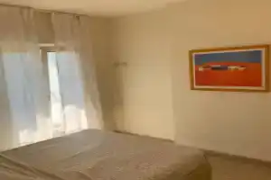 Upper Class, Искья
