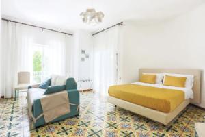 Modern Apartment with Terrace, Swimming Pool&Tennis, Сорренто