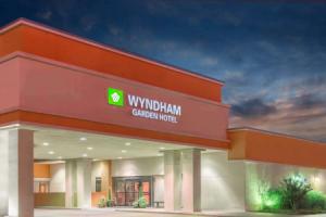 Отель «Wyndham Garden - Near OKC Airport, Restaurants, Zoo & 7 mins to Down Town», Оклахома-Сити