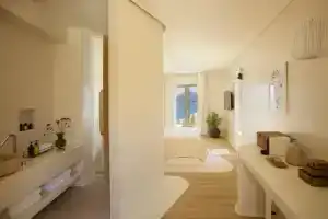 White Pebble Suites, Аполлония