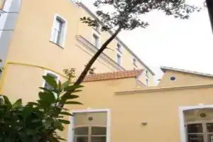 Fabric Hostel, Портичи
