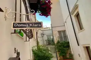 Domus Klara, Тури
