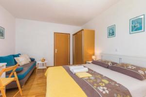 Awesome Apartment in Krk With Wifi and 1 Bedrooms, Крк