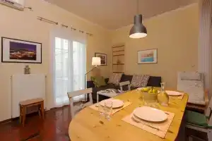 Metropolis Apartment, Закинф
