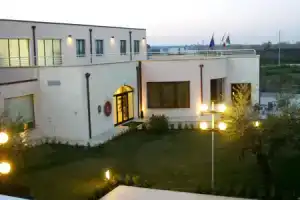 Hermes Hotel, Поликоро