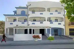 Hotel Made, Позада