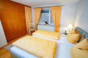 Ferienwohnung-Im-Kelterhaus-Wohnung-Gelber-Salon, Бад-Херренальб