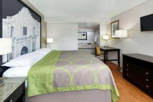 Super 8 by Wyndham San Antonio Pearl District Downtown, Сан-Антонио