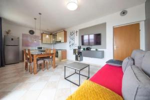 Awesome Home in Kastel Gomilica With Wifi and 2 Bedrooms, Kaštel Kambelovac