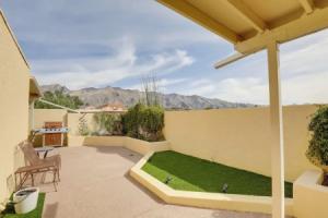 Tucson Townhome w/ Private Patio & Mtn Views!, Тусон
