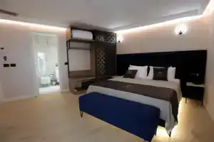 Hotel Dior, Круя