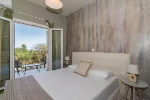 Astarte Villas - Asante 5 Bedroom Villa with Private Pool, Циливи-Планос