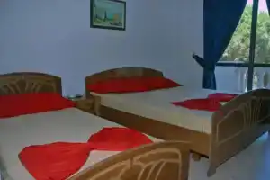 Hotel Kapri, Голем