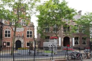Unique Group Accommodation for up to 32 People in the Centre of Enkhuizen, Энкхейзен
