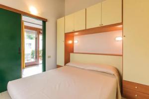 Awesome Apartment in Iseo BS With 2 Bedrooms, Wifi and Outdoor Swimming Pool, Изео