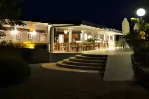 Отель «Dorman Suites», Битез
