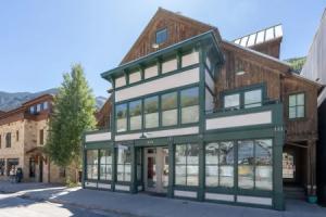 East Side Hideaway 3 Bedroom Condo by RedAwning, Теллурид