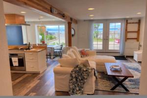 2BR 2BA Alki Beach Waterfront Retreat Extended Stay, Сиэтл