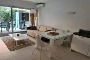 Le Lodge, T2 classé 3 étoiles avec jardin, parking, piscine & mer à 2 pas, Ментона
