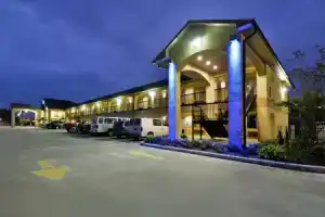 Americas Best Value Inn & Suites Lake Charles at I-210 Exit 11, Лейк-Чарльз