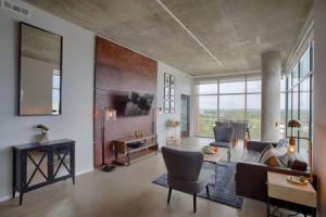 Gaze at Sprawling Green Vistas Through Walls of Windows, Нэшвилл