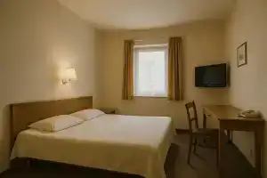 Le Patron Hotel, Лар