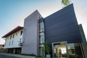 Hive 68 - Hotel and Resorts (Negombo), Негомбо