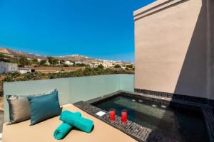 The Penthouse Santorini, Камари