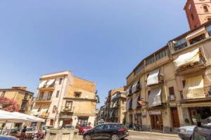 Studio in Castelbuono with wonderful city view balcony and WiFi 13 km from the beach, Кастельбуоно