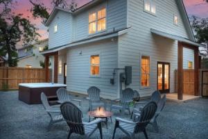 Rosé Retreat: Luxurious Getaway for 6, Hot Tub, Steps to Main Street, Фредериксберг