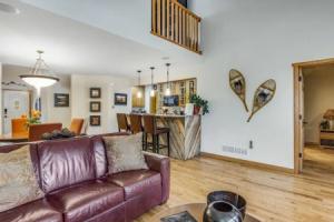 Luxury Rocky Mountain River Retreat - 3 Br Townhouse, Эстес-Парк