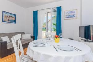 Awesome Apartment in Tribunj With Wifi and 1 Bedrooms, Трибуни