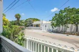 Sea Breeze by Brightwild Off-street Parking, Ки-Уэст