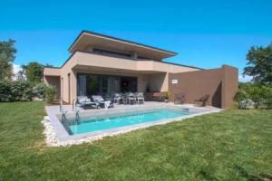 Villa Querchus, Karigador
