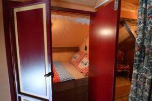 Spacious farmhouse in Bergen op Zoom with fenced garden, Беген оп Зум