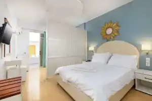 Adele Residence, Аделианос-Кампос