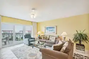 Seacrest 707 is a Gulf Front 2 BR on Okaloosa Island by RedAwning, Форт-Уолтон-Бич