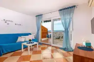 Gorgeous Apartment With Hot Tub and Terrace With Sea View, Цриквеница