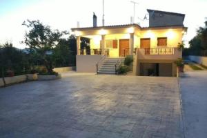 Paradise House, Закинф