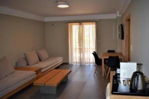 Diapori Suites Hotel, Кардамили