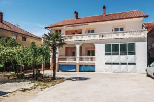 Beautiful Apartment in Zadar With 2 Bedrooms and Wifi, Задар