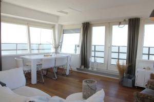 Vintage Holiday Home in Huisduinen near Sea Beach & Center, Ден-Хелдер