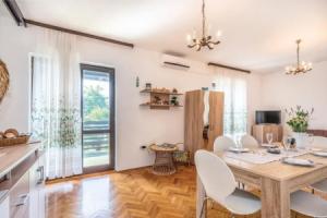 Stunning Apartment in Njivice With Wifi and 2 Bedrooms, Нживице